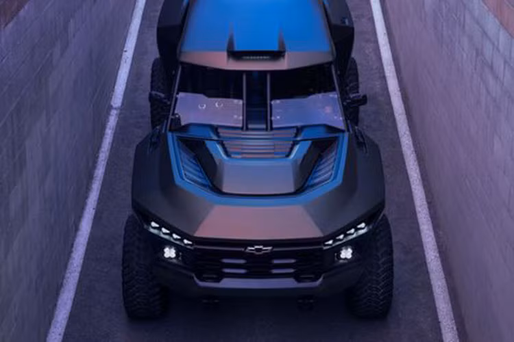 Ở phần động cơ, nhóm nghiên cứu tại Chevrolet Performance đã phải thiết kế một khối động cơ với phần thân máy nhẹ nhất nhằm đảm bảo phần đầu xe không nhô ra quá nhiều, giúp tối ưu góc tới (góc tiếp cận). 