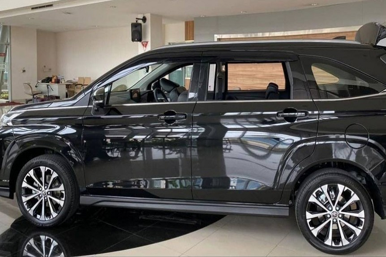 Nằm hai bên lưới tản nhiệt là cụm đèn pha LED mới với thiết kế thanh mảnh hơn và tích hợp dải đèn LED định vị ban ngày. Bên dưới là đèn sương mù hình tròn, đặt trong hốc nằm dọc đi kèm viền mạ crôm hình chảng ba, hốc gió trung tâm khá rộng và tấm ốp gầm giả màu bạc trên cản trước. 