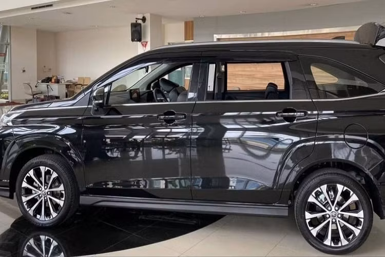 Nằm hai bên lưới tản nhiệt là cụm đèn pha LED mới với thiết kế thanh mảnh hơn và tích hợp dải đèn LED định vị ban ngày. Bên dưới là đèn sương mù hình tròn, đặt trong hốc nằm dọc đi kèm viền mạ crôm hình chảng ba, hốc gió trung tâm khá rộng và tấm ốp gầm giả màu bạc trên cản trước. 