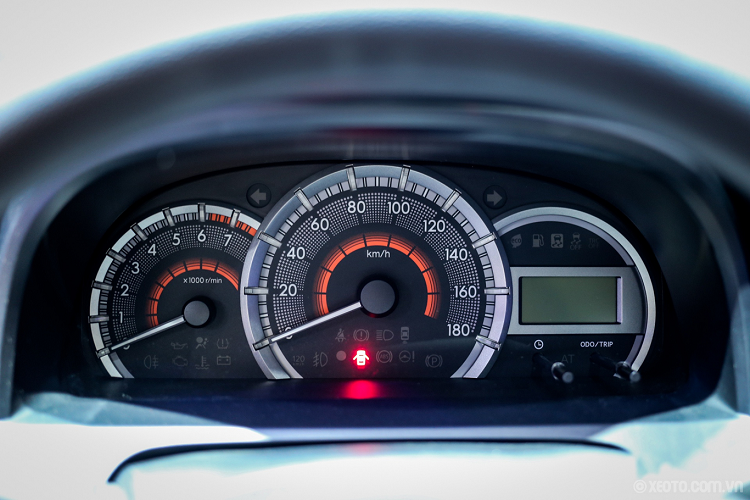 Ở hàng ghế thứ hai, hãng Toyota lắp màn hình trên trần xe và cửa gió điều hòa riêng. Hàng ghế thứ hai có thể gập 60:40 và dịch chuyển lên phía trước, về đằng sau. Theo thông tin rò rỉ, Toyota Avanza 2022 sẽ được phát triển dựa trên cơ sở gầm bệ Daihatsu New Global Architecture (DNGA) giống cặp đôi Toyota Raize và Daihatsu Rocky.