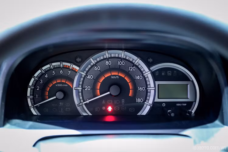 Ở hàng ghế thứ hai, hãng Toyota lắp màn hình trên trần xe và cửa gió điều hòa riêng. Hàng ghế thứ hai có thể gập 60:40 và dịch chuyển lên phía trước, về đằng sau. Theo thông tin rò rỉ, Toyota Avanza 2022 sẽ được phát triển dựa trên cơ sở gầm bệ Daihatsu New Global Architecture (DNGA) giống cặp đôi Toyota Raize và Daihatsu Rocky.