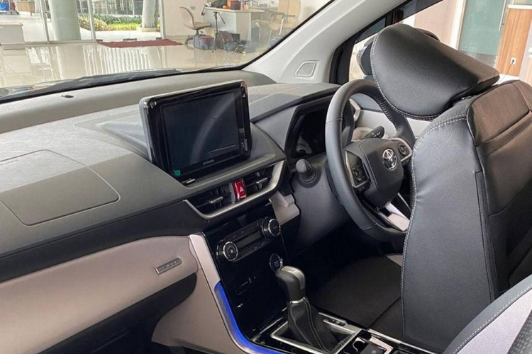 Ở bên sườn, mẫu MPV 7 chỗ này có thêm bộ vành hợp kim cỡ lớn hơn với đường kính khoảng 17 inch và sơn phối 2 màu theo phong cách thể thao, gương chiếu hậu được chuyển xuống cửa và phanh đĩa trên bánh sau, thay cho phanh tang trống ở thế hệ cũ. Đằng sau xe xuất hiện cụm đèn hậu nối liền với nhau bằng dải đèn màu đỏ ở giữa. Ở phiên bản Veloz, tên xe sẽ được đặt ngay bên dưới logo của hãng Toyota trên cửa cốp sau. Dưới cản sau cũng có tấm ốp gầm giả màu bạc dùng để trang trí.