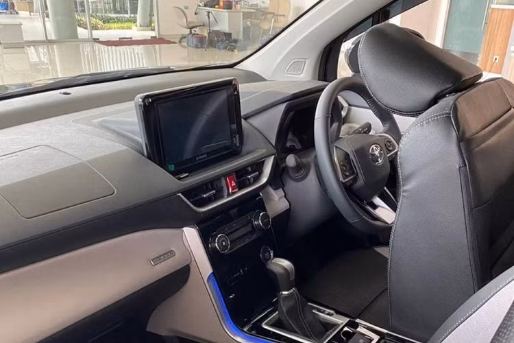 Ở bên sườn, mẫu MPV 7 chỗ này có thêm bộ vành hợp kim cỡ lớn hơn với đường kính khoảng 17 inch và sơn phối 2 màu theo phong cách thể thao, gương chiếu hậu được chuyển xuống cửa và phanh đĩa trên bánh sau, thay cho phanh tang trống ở thế hệ cũ. Đằng sau xe xuất hiện cụm đèn hậu nối liền với nhau bằng dải đèn màu đỏ ở giữa. Ở phiên bản Veloz, tên xe sẽ được đặt ngay bên dưới logo của hãng Toyota trên cửa cốp sau. Dưới cản sau cũng có tấm ốp gầm giả màu bạc dùng để trang trí.