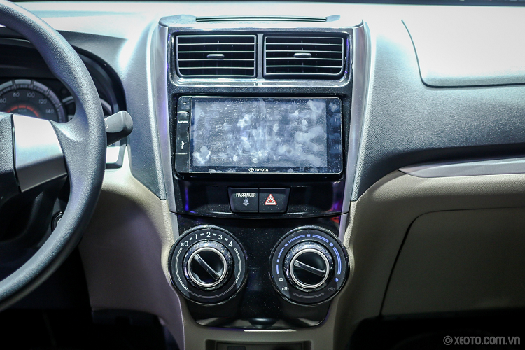 Tương tự ngoại thất, nội thất của Toyota Avanza 2022 đã được thổi làn gió mới nhờ vô lăng tích hợp phím chức năng giống với Toyota Fortuner và phần giữa của mặt táp-lô được thiết kế dốc hơn trước. Bên cạnh đó là màn hình trung tâm lớn hơn với kích thước khoảng 9 inch, nằm độc lập trên mặt táp-lô, cửa gió điều hòa mới, hệ thống điều hòa đi kèm màn hình nhỏ và cần số nằm giữa cụm điều khiển trung tâm. Nằm gần cần số là 2 nút mới, có vẻ là phanh tay điện tử và tự động giữ phanh tạm thời.