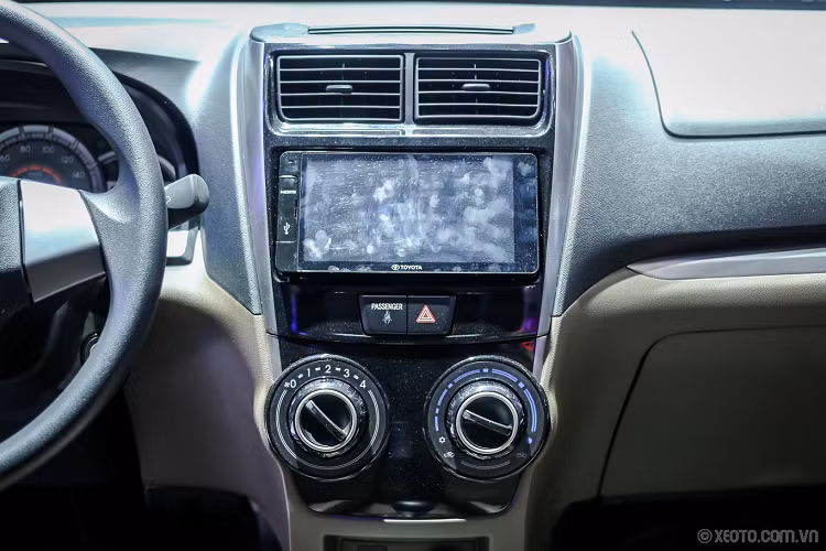 Tương tự ngoại thất, nội thất của Toyota Avanza 2022 đã được thổi làn gió mới nhờ vô lăng tích hợp phím chức năng giống với Toyota Fortuner và phần giữa của mặt táp-lô được thiết kế dốc hơn trước. Bên cạnh đó là màn hình trung tâm lớn hơn với kích thước khoảng 9 inch, nằm độc lập trên mặt táp-lô, cửa gió điều hòa mới, hệ thống điều hòa đi kèm màn hình nhỏ và cần số nằm giữa cụm điều khiển trung tâm. Nằm gần cần số là 2 nút mới, có vẻ là phanh tay điện tử và tự động giữ phanh tạm thời.