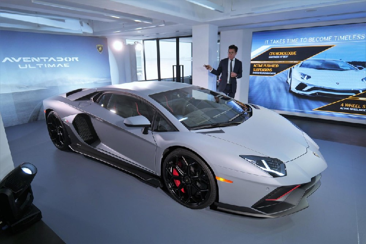 Gần đây, hãng siêu xe Lamborghini đã cho ra mắt chiếc xe Aventador LP780-4 Ultimae như 1 kết thúc đẹp của dòng siêu xe Lamborghini Aventador sau 1 thập kỷ có mặt trên thị trường. Được biết, sẽ có tổng cộng 600 chiếc xe Lamborghini Aventador LP780-4 Ultimae mới được sản xuất với số lượng bản Coupe là 350 chiếc và bản mui trần là Lamborghini Aventador LP780-4 Ultimae Roadster có số lượng ít hơn 100 xe.