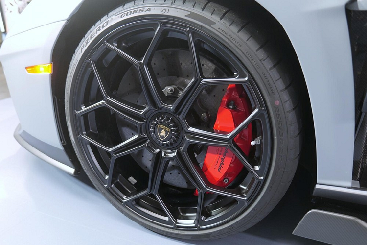 Sức mạnh cụ thể của Lamborghini Aventador LP780-4 Ultimae đến từ khối động cơ V12, dung tích 6.5 lit, bơm ra công suất tối đa là 769 mã lực và mô-men xoắn cực đại 720 Nm những thông số này giúp LP780-4 Ultimae là chiếc siêu xe Lamborghini Aventador mạnh nhất hiện nay.