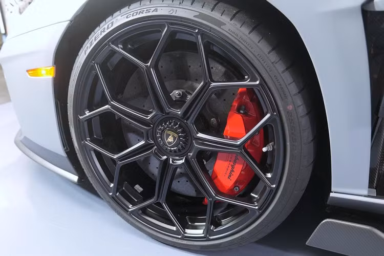 Sức mạnh cụ thể của Lamborghini Aventador LP780-4 Ultimae đến từ khối động cơ V12, dung tích 6.5 lit, bơm ra công suất tối đa là 769 mã lực và mô-men xoắn cực đại 720 Nm những thông số này giúp LP780-4 Ultimae là chiếc siêu xe Lamborghini Aventador mạnh nhất hiện nay.