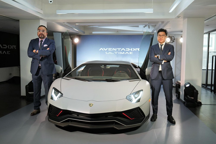 Hiện tại, những chiếc siêu xe Lamborghini Aventador LP780-4 Ultimae đã được mang đi các thị trường trọng điểm của hãng xe Ý để ra mắt giới siêu giàu. Trong đó, 1 chiếc xe Lamborghini Aventador LP780-4 Ultimae vừa đến Hồng Kông để giới thiệu với các khách hàng VIP.