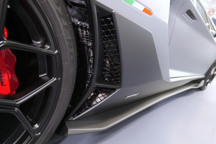 Việc giao hàng siêu xe Lamborghini Aventador LP780-4 Ultimae đầu tiên đến Hồng Kông sẽ được diễn ra nhanh nhất vào năm sau. Dự kiến tháng sau, chiếc xe Lamborghini Aventador LP780-4 Ultimae Roadster sẽ về Hương Cảng để giới thiệu với các đại gia ở khu vực hành chính đặc biệt của Trung Quốc.