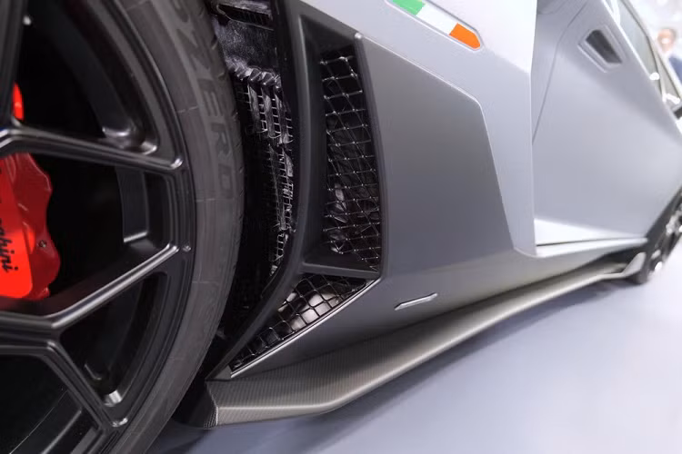 Việc giao hàng siêu xe Lamborghini Aventador LP780-4 Ultimae đầu tiên đến Hồng Kông sẽ được diễn ra nhanh nhất vào năm sau. Dự kiến tháng sau, chiếc xe Lamborghini Aventador LP780-4 Ultimae Roadster sẽ về Hương Cảng để giới thiệu với các đại gia ở khu vực hành chính đặc biệt của Trung Quốc.