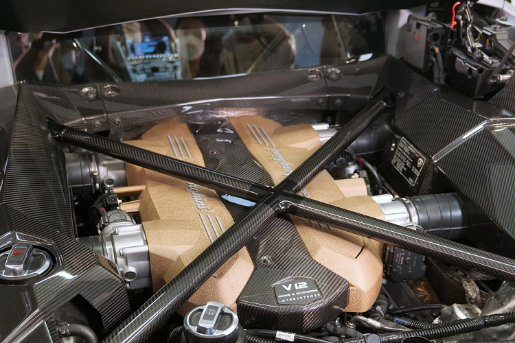 Khối động cơ V12, dung tích 6.5 lít của Lamborghini Aventador LP780-4 Ultimae có công suất 769 mã lực, cao hơn 10 mã lực so với Aventador SVJ. Bộ mâm đa chấu kép của Lamborghini Aventador LP780-4 Ultimae, ngoài ra xe có hệ thống đánh lái bánh sau