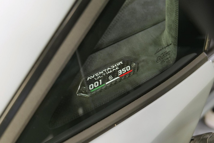 Không quá lời khi cho rằng siêu xe giới hạn Lamborghini Aventador LP780-4 Ultimae có nhiều nét tương đồng với phiên bản Lamborghini Aventador S của doanh nhân Hoàng Kim Khánh, điểm nhấn chỉ đến từ ống xả tròn đặt cao như Lamborghini Aventador SVJ. Nhìn cách đặt tên dễ nhận ra dụng ý của hãng xe Ý khi con số LP780-4 thể hiện do công suất tối đa của xe là 780CV cùng với 4 là hệ dẫn động 4 bánh toàn thời gian và có thêm trang bị đánh lái bánh sau.