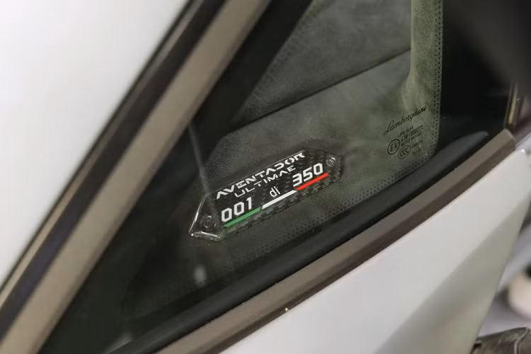 Không quá lời khi cho rằng siêu xe giới hạn Lamborghini Aventador LP780-4 Ultimae có nhiều nét tương đồng với phiên bản Lamborghini Aventador S của doanh nhân Hoàng Kim Khánh, điểm nhấn chỉ đến từ ống xả tròn đặt cao như Lamborghini Aventador SVJ. Nhìn cách đặt tên dễ nhận ra dụng ý của hãng xe Ý khi con số LP780-4 thể hiện do công suất tối đa của xe là 780CV cùng với 4 là hệ dẫn động 4 bánh toàn thời gian và có thêm trang bị đánh lái bánh sau.