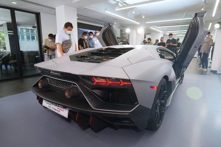 Lamborghini Aventador LP780-4 Ultimae chỉ mất thời gian 2,8 giây để tăng tốc từ vị trí xuất phát lên 100 km/h tương tự như Lamborghini Aventador SVJ nhưng tốc độ tối đa của xe đã được nâng thêm 5 km/h, lên con số 355 km/h. Cuối cùng là hệ thống Lamborghini Dinamica Veicolo Attiva (LDVA) tiên tiến mới.