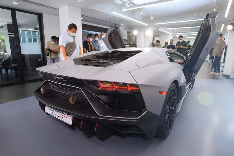 Lamborghini Aventador LP780-4 Ultimae chỉ mất thời gian 2,8 giây để tăng tốc từ vị trí xuất phát lên 100 km/h tương tự như Lamborghini Aventador SVJ nhưng tốc độ tối đa của xe đã được nâng thêm 5 km/h, lên con số 355 km/h. Cuối cùng là hệ thống Lamborghini Dinamica Veicolo Attiva (LDVA) tiên tiến mới.