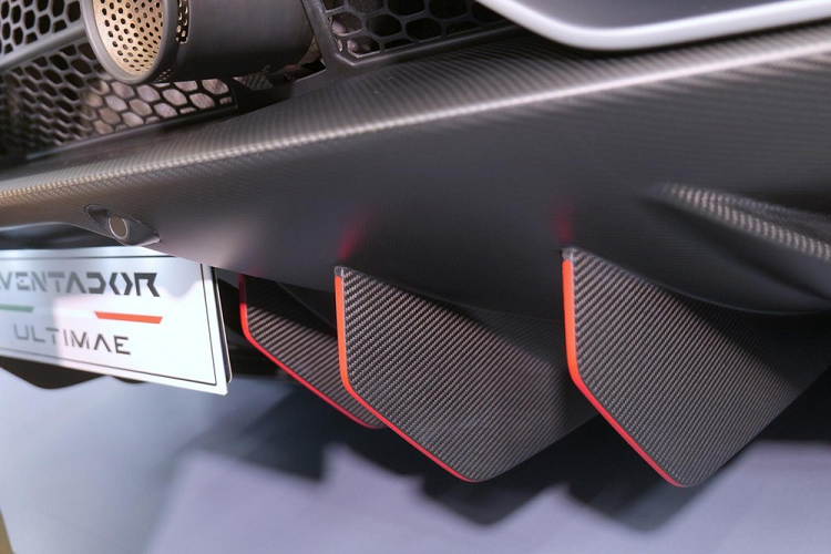 Giá xe Lamborghini Aventador LP780-4 Ultimae tại Hồng Kông bắt đầu từ 8,18 triệu HKD, tương đương 24 tỷ đồng, mức giá này đã bao gồm các loại thuế nhưng chưa có tùy chọn của khách hàng trang trí trên xe.