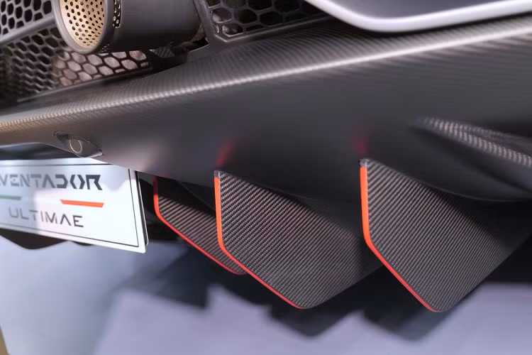 Giá xe Lamborghini Aventador LP780-4 Ultimae tại Hồng Kông bắt đầu từ 8,18 triệu HKD, tương đương 24 tỷ đồng, mức giá này đã bao gồm các loại thuế nhưng chưa có tùy chọn của khách hàng trang trí trên xe.