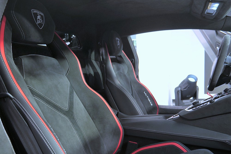 Mỗi chiếc siêu xe Lamborghini Aventador LP780-4 Ultimae sẽ mang số thứ tự 1di350 hoặc 1di250 trên phiên bản mui trần mà không được đánh số cụ thể, đây là đặc trưng của các siêu xe giới hạn nhà Aventador so với đàn anh là Murcielago. Chiếc siêu xe giới hạn Lamborghini Aventador LP780-4 Ultimae ra mắt ở Hồng Kông mới đây được sơn màu xám nhám Grigio Acheso phối với màu xám Grigio Teca và đi kèm còn có các điểm nhấn ngoại thất màu đỏ Rosso Mimir khá thời trang.