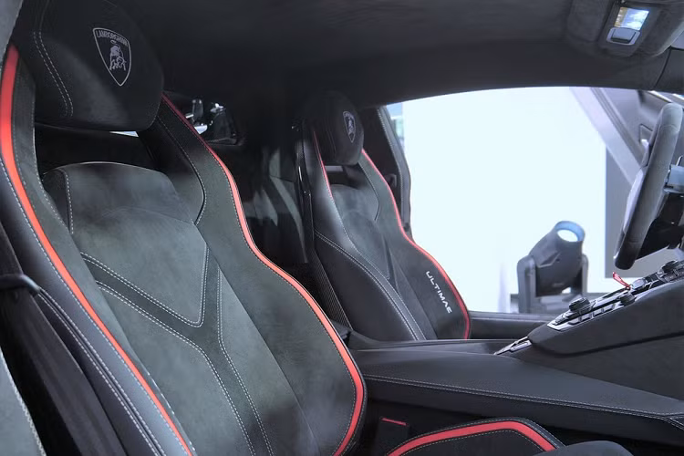 Mỗi chiếc siêu xe Lamborghini Aventador LP780-4 Ultimae sẽ mang số thứ tự 1di350 hoặc 1di250 trên phiên bản mui trần mà không được đánh số cụ thể, đây là đặc trưng của các siêu xe giới hạn nhà Aventador so với đàn anh là Murcielago. Chiếc siêu xe giới hạn Lamborghini Aventador LP780-4 Ultimae ra mắt ở Hồng Kông mới đây được sơn màu xám nhám Grigio Acheso phối với màu xám Grigio Teca và đi kèm còn có các điểm nhấn ngoại thất màu đỏ Rosso Mimir khá thời trang.