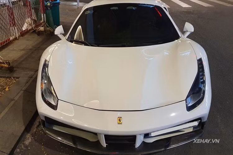 Sức mạnh của Ferrari 488 Spider màu trắng độc nhất Việt Nam đến từ khối động cơ tăng áp kép V8 3.9 lít cho ra công suất 660 mã lực và mô-men xoắn cực đại 760Nm, giúp xe tăng tốc từ 0 - 200 km/h trong 8,7 giây, trước khi cán tới tốc độ tối đa 325 km/h.