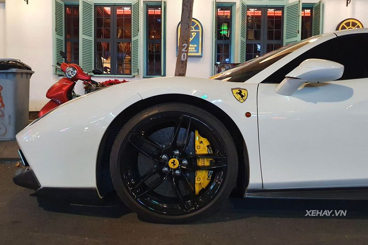 Bên cạnh đó, xe được trang bị la-zăng 5 chấu kép sơn đen cùng cùm phanh sơn vàng tương phản, phần nắp ca-pô của xe đã được thay thế bằng loại nắp kính từ Capristo.