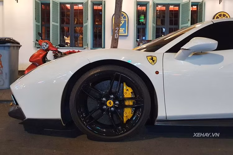 Bên cạnh đó, xe được trang bị la-zăng 5 chấu kép sơn đen cùng cùm phanh sơn vàng tương phản, phần nắp ca-pô của xe đã được thay thế bằng loại nắp kính từ Capristo.