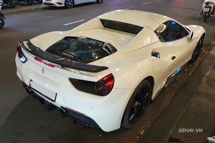 Siêu phẩm Ferrari 488 Spider màu trắng trong bài viết được nhập khẩu về nước từ đầu năm 2017, theo ước tính, giá xe Ferrari 488 Spider tại Việt Nam nhập khẩu tư nhân sau thuế lên tới 19 tỷ đồng.