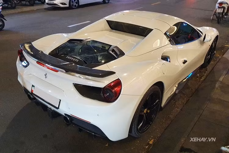 Siêu phẩm Ferrari 488 Spider màu trắng trong bài viết được nhập khẩu về nước từ đầu năm 2017, theo ước tính, giá xe Ferrari 488 Spider tại Việt Nam nhập khẩu tư nhân sau thuế lên tới 19 tỷ đồng.