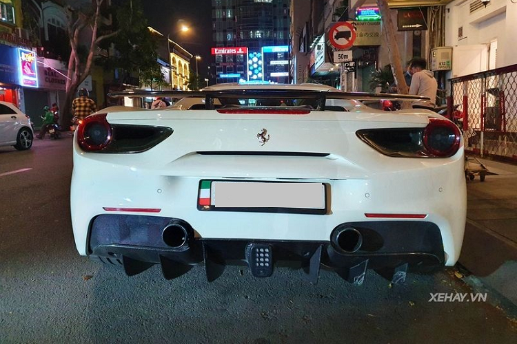 Điểm khác biệt rõ rệt nhất giữa Ferrari 488 Spider và Coupe là việc Spider đã không còn tấm mui cứng trên đỉnh nữa, thay vào đó là phần mui vải mềm có thể đóng / mở trong 14 giây bằng một nút bấm đặc biệt.