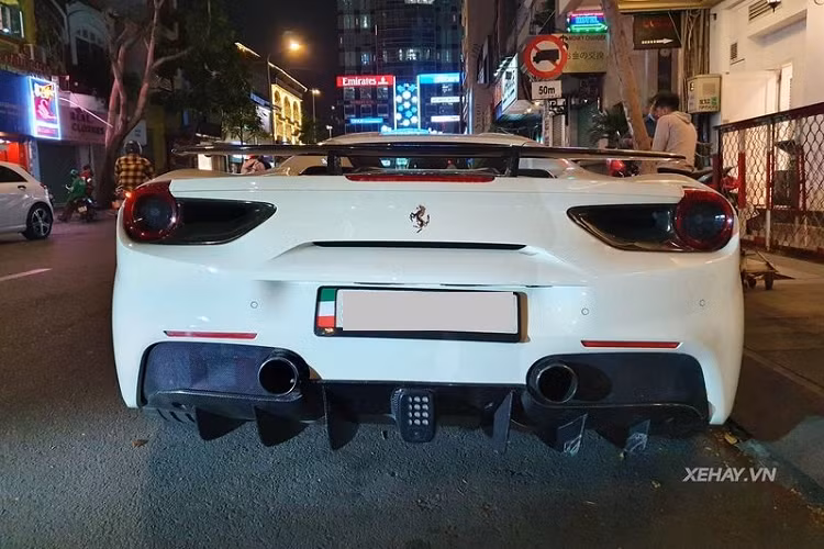 Điểm khác biệt rõ rệt nhất giữa Ferrari 488 Spider và Coupe là việc Spider đã không còn tấm mui cứng trên đỉnh nữa, thay vào đó là phần mui vải mềm có thể đóng / mở trong 14 giây bằng một nút bấm đặc biệt.
