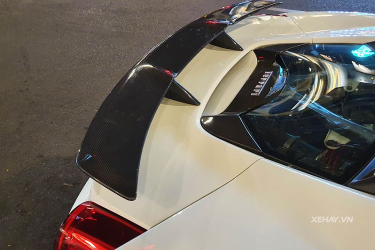 Các chi tiết của Ferrari 488 Spider độ khủng này đáng chú ý là phần líp cản dưới trước/sau và cánh gió gắn thêm ở đuôi xe đều được làm từ sợi carbon với thiết kế bắt mắt hơn, tuy nhiên, cánh gió đuôi của gói độ đã được chủ nhân hiện tại tháo bỏ và thay bằng loại nhẹ nhàng hơn.