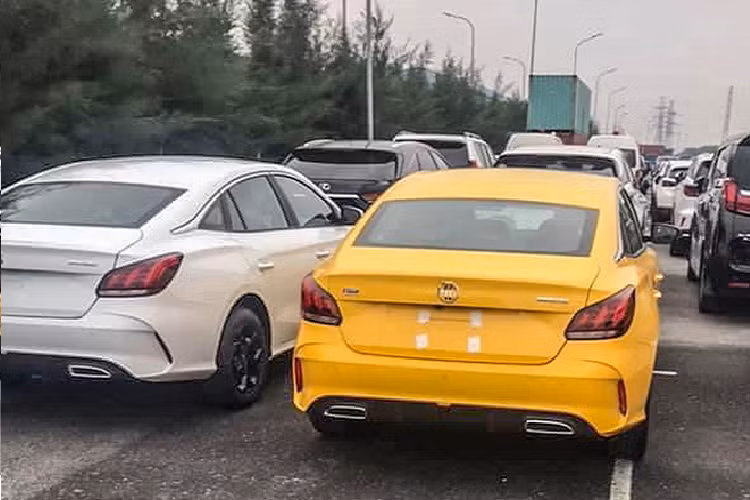 Một số trang bị đáng chú ý trên MG5 tại Thái Lan phải kể đến hệ thống đèn full LED, bảng đồng hồ kỹ thuật số 7 inch sau vô lăng, màn hình giải trí 10 inch có kết nối Apple CarPlay/Android Auto, ghế lái chỉnh điện, cửa sổ trời, phanh tay điện tử tích hợp giữ phanh tự động, điều hòa tự động tích hợp hệ thống lọc bụi mịn PM2.5