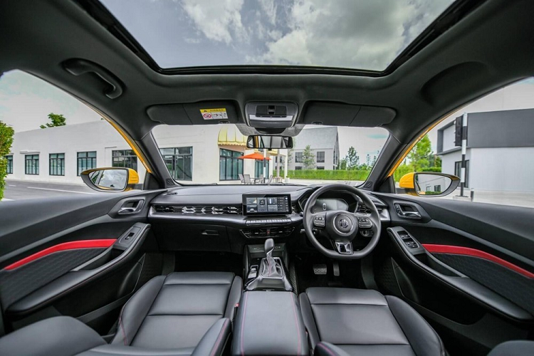 Giá xe MG5 tại Việt Nam dự kiến vào khoảng 500 triệu đồng, khá hấp dẫn trong phân khúc sedan hạng C khi Kia K3 2022 có giá từ 559 – 659 triệu đồng và thậm chí là con ngang với giá một số mẫu xe thuộc phân khúc sedan hạng B như Honda City (529 – 599 triệu đồng) hay Toyota Vios (478 – 630 triệu đồng).