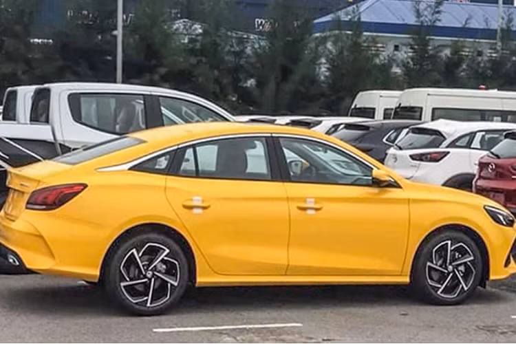 Dựa vào mâm hợp kim của 2 chiếc MG5 xuất hiện tại Việt Nam có thể thấy mẫu xe này sẽ có ít nhất 2 phiên bản (tại Thái Lan xe có 3 phiên bản). Trong đó, chiếc màu vàng thuộc bản thể thao, có bộ mâm 17 inch dạng cánh quạt khỏe khoắn và lớn hơn bản thường màu trắng.