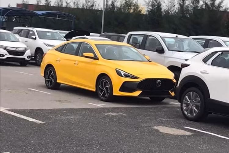 Thông tin về mẫu xe này thực tế đã được các đại lý hé lộ từ lâu, thậm chí có nơi đã mở cọc từ tháng 7/2021 nhưng có lẽ do ảnh hưởng của dịch bệnh, MG5 hoàn toàn mới đành lùi lịch hẹn với khách Việt. Với sự xuất hiện của MG5 tại trạm đăng kiểm, một số thông tin cho hay xe sẽ được bán ra vào đầu năm sau.