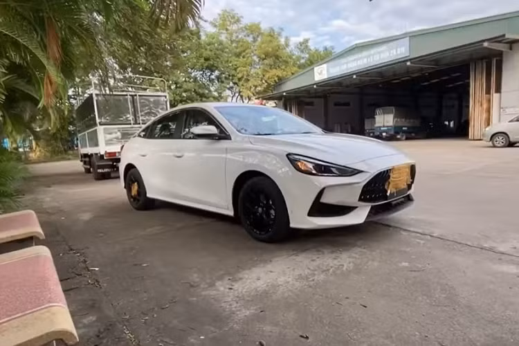 Sau khi có thông tin đã cập cảng Việt Nam, MG5 2022 mới đã nhanh chóng bị bắt gặp tại một trạm đăng kiểm. Dù rằng xe đã bị dán che logo ở phía trước, cốp sau cũng như khu vực la-zăng nhưng thiết kế lưới tản nhiệt cùng đèn hậu quả thật không hề xa lạ với những người dùng đang quan tâm đến MG5. Duy chỉ có điểm khác biệt là chiếc MG5 đi đăng kiểm có màu sơn ngoại thất màu trắng còn chiếc bị bắt gặp tại cảng có màu vàng.