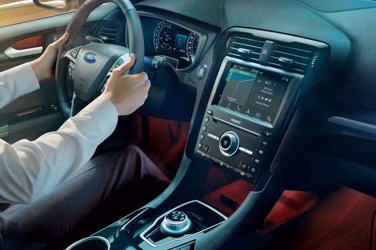 Ba cấu hình của Ford Mondeo 2022 cũng hoàn toàn lộ diện thông qua những hình ảnh này, với ba kiểu thiết kế mặt ca-lăng; hai kiểu trần xe (một cửa sổ trời thông thường và một cửa sổ trời toàn cảnh); ba kiểu nóc xe và trang trí cửa sổ (cùng màu thân xe hoặc hai tông màu với phần nóc và các cột sơn đen, viền cửa sổ mạ chrome sáng bóng hoặc đen).