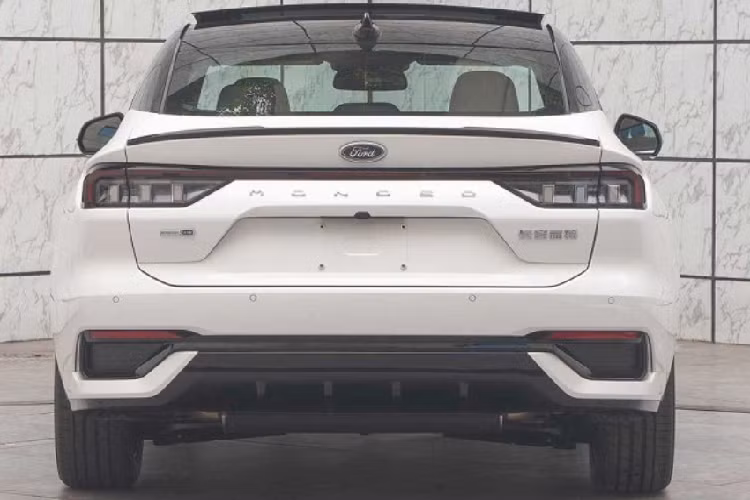 Điển hình như cấu trúc bảng điều khiển trung tâm với cách kết hợp giữa màn hình công cụ kỹ thuật số 12,3 inch và màn hình thông tin giải trí 27 inch có độ phân giải 4K. 