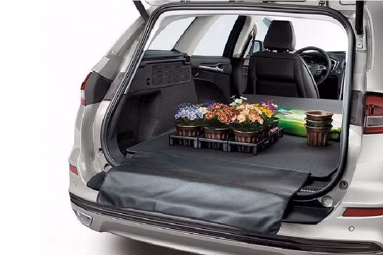 Ford Mondeo 2022 sẽ lớn hơn một chút so với thế hệ tiền nhiệm, tổng thể chiều dài x rộng x cao lần lượt là 4.935 x 1.875 x 1.500 mm, với trục cơ sở đạt 2.945mm. Các tùy chọn hệ truyền động cho Ford Mondeo 2022 tại thị trường Trung Quốc bao gồm động cơ xăng tăng áp loại 1.5L và 2.0L.