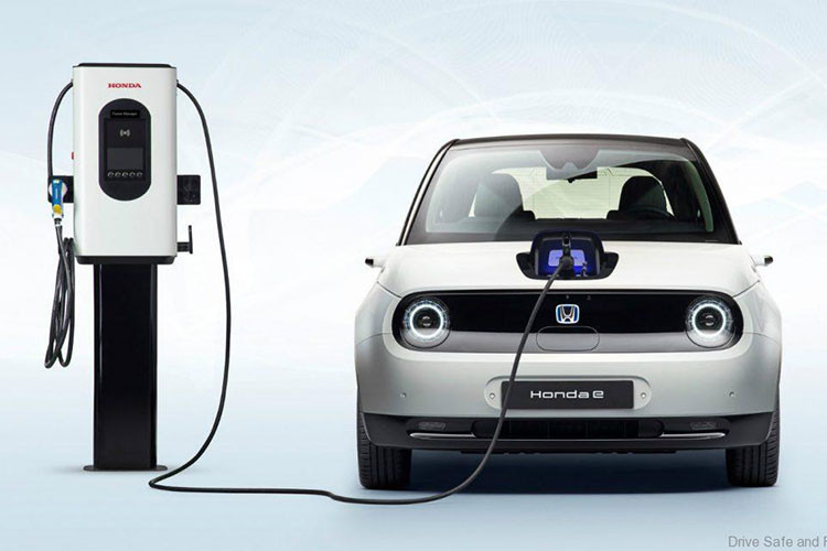 Weststar Motors cho biết giá xe Honda e Advance được nhắc đến trong bài có giá 210.000 RM (khoảng 1,15 tỷ đồng). Tại thị trường Anh, phiên bản Advance có giá bán khởi điểm từ 31.665 bảng (khoảng 988 triệu đồng).