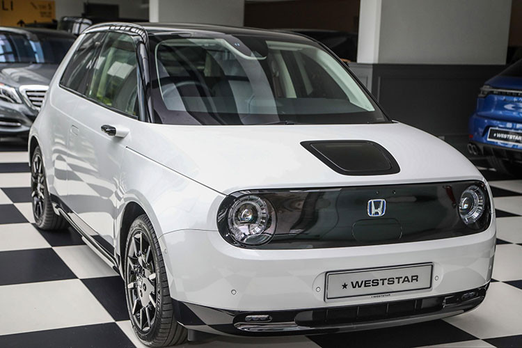  Honda e 2022 chạy điện từng được cam kết sẽ chỉ phân phối độc quyền cho thị trường châu Âu và Nhật Bản. Do đó, những hình ảnh mới đây về sự xuất hiện của một chiếc Honda e tại Malaysia không phải là sự thay đổi hướng đi của Honda. Trên thực tế, chiếc Honda e này được nhập khẩu từ Anh Quốc bởi doanh nghiệp địa phương Weststar Motors.