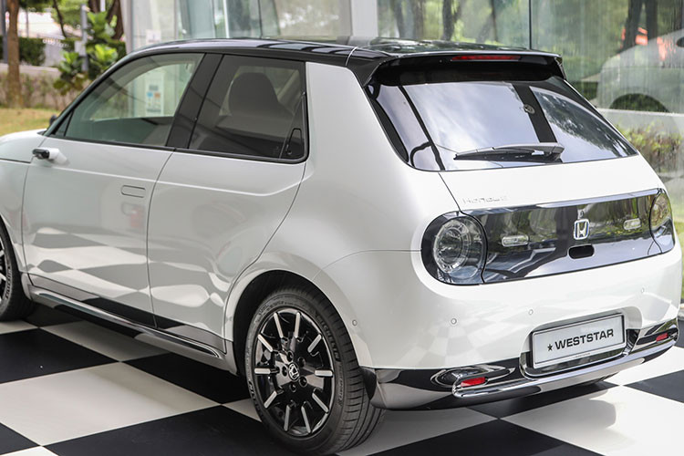 Lần đầu ra mắt công chúng vào tháng 9/2019, Honda e hoàn toàn mới gây ấn tượng mạnh mẽ với dáng xe nhỏ gọn, các chi tiết thiết kế đẹp mắt và đặc biệt là không có gương chiếu hậu ngoài. Tại thị trường Anh, Honda e hiện có sẵn với 2 phiên bản: Standard và Advance.