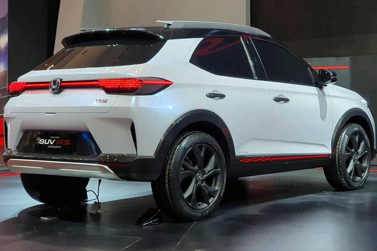 Ngoài ra, mẫu xe concept này còn đi kèm baga nóc, cánh gió mui màu đen và tấm ốp gầm giả màu bạc bên dưới cản sau. Để phù hợp với cái tên "RS", mẫu xe này có những điểm nhấn màu đỏ ở hốc gió trung tâm và hai bên sườn.