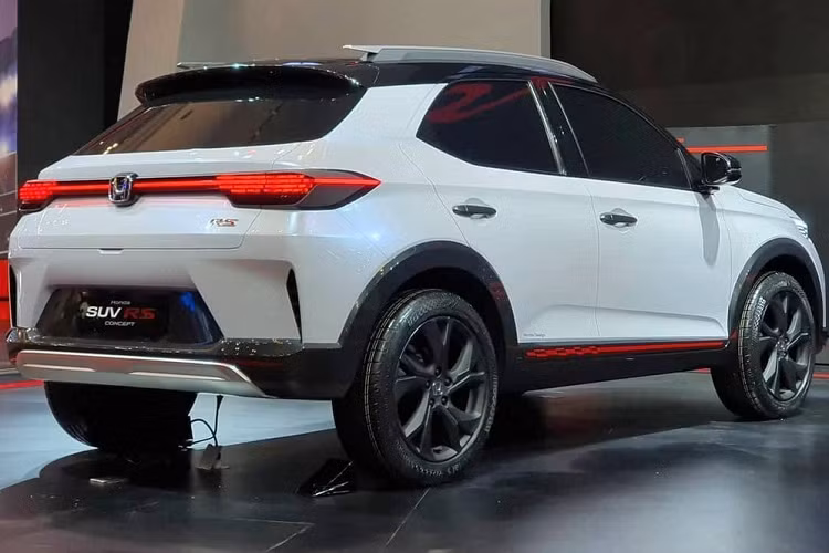 Ngoài ra, mẫu xe concept này còn đi kèm baga nóc, cánh gió mui màu đen và tấm ốp gầm giả màu bạc bên dưới cản sau. Để phù hợp với cái tên "RS", mẫu xe này có những điểm nhấn màu đỏ ở hốc gió trung tâm và hai bên sườn.