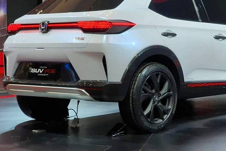 Vòng về đằng sau, chúng ta sẽ bắt gặp cụm đèn hậu với tạo hình như dấu gạch ngang độc đáo bên trong. Cụm đèn hậu này nối với nhau bằng dải đèn ở giữa. Tương tự ở đầu xe, trên cản sau của Honda SUV RS Concept cũng có 2 khe gió hình tam giác nằm dọc.