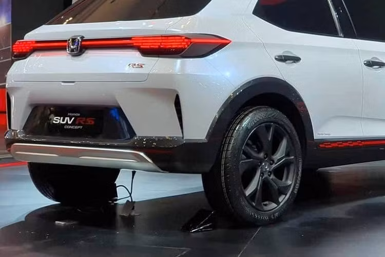 Vòng về đằng sau, chúng ta sẽ bắt gặp cụm đèn hậu với tạo hình như dấu gạch ngang độc đáo bên trong. Cụm đèn hậu này nối với nhau bằng dải đèn ở giữa. Tương tự ở đầu xe, trên cản sau của Honda SUV RS Concept cũng có 2 khe gió hình tam giác nằm dọc.