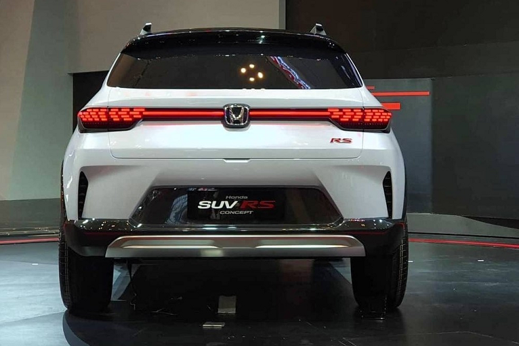 Ngoài ra, Honda ZR-V 2022 mới dự kiến còn được trang bị cả gói công nghệ an toàn chủ động Honda Sensing, bao gồm hệ thống phanh khẩn cấp tự động và hệ thống kiểm soát hành trình thích ứng.