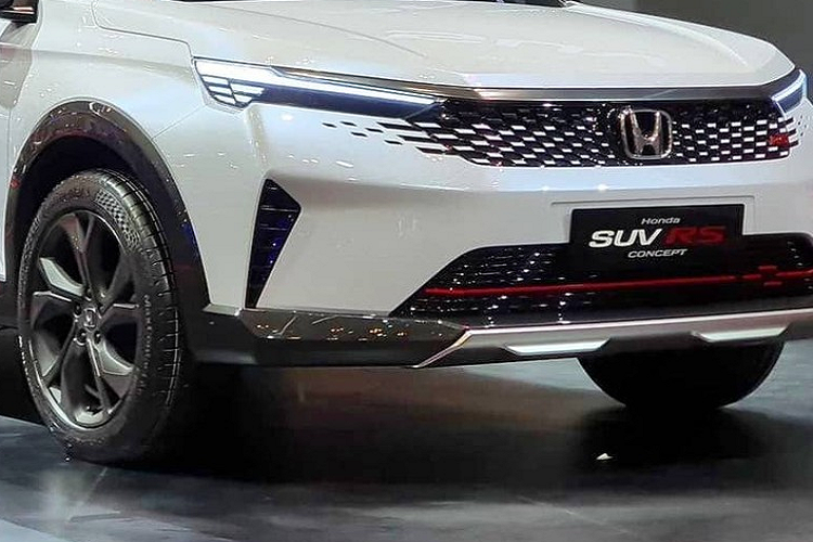 Chưa hết, Honda SUV RS Concept còn có hốc gió trung tâm hình thang khá rộng bên dưới. Bên cạnh đó là 2 khe gió hình tam giác nằm dọc ở hai bên đầu xe. Bên sườn, Honda SUV RS Concept được trang bị đường gân kéo dài từ chắn bùn trước đến đèn hậu và nằm ngay bên trên tay nắm cửa. Thêm vào đó là phần nóc màu đen tương phản với thân xe khá thời trang.