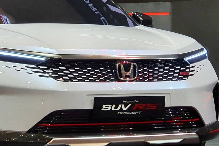 Được thiết kế tại Thái Lan, Honda SUV RS 2022 mới sở hữu ngoại hình nhỏ xinh và trẻ trung. Trên đầu xe, mẫu SUV 5 chỗ này được trang bị cụm đèn pha LED thanh mảnh và sắc sảo. Cụm đèn pha nối liền với lưới tản nhiệt rộng, đi kèm mắt lưới như bàn cờ. Các mắt lưới tản nhiệt còn mở rộng sang hai bên, gợi liên tưởng đến những mẫu xe Peugeot như 3008 mới.